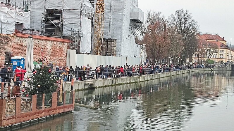 Die Menschenkette an der Isarpromenade reichte am Samstagvormittag von der Luitpoldbrücke bis zum Heilig-Geist-Spital.