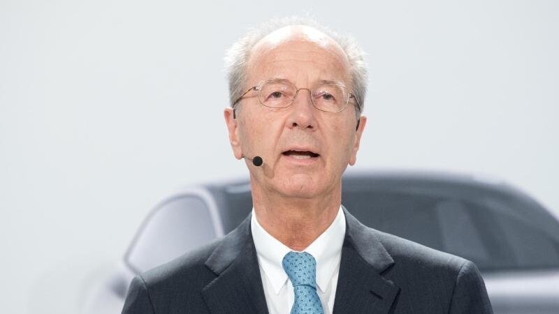 Hans Dieter Pötsch spricht bei einer Pressekonferenz im Volkswagen Werk.
