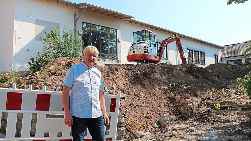 Der Pösinger Bürgermeister Michael Reith an der Baustelle zum neuen Bürgerhaus.