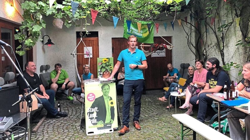 Bundestagskandidat Matthias Schwinger (stehend) freute sich über das große Interesse am Wahlkampf-Auftakt der Grünen.