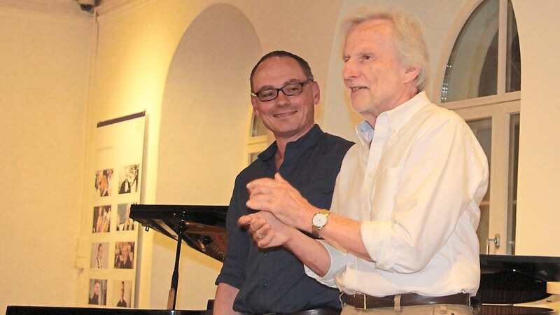 Sven Ochsenbauer (l.) und Herbert Pöhnl freuen sich über den Applaus für einen gelungenen Abend.