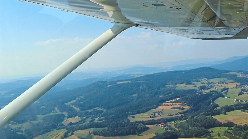 Die Regierung von Niederbayern hat für den 2. Juni mehrere Luftbeobachtungsflüge wegen erhöhter Waldbrandgefahr angeordnet. (Symbolbild)
