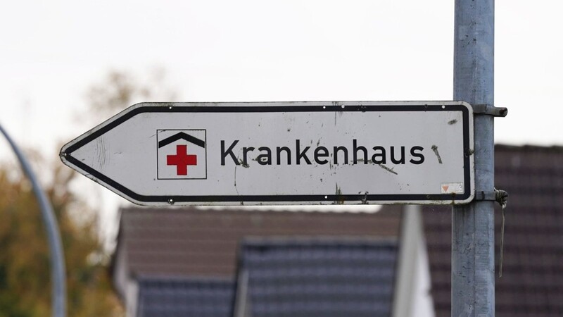 Ein Hinweisschild mit der Aufschrift "Krankenhaus" weist den Weg zur Klinik.