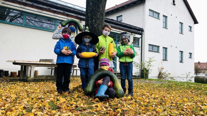 Stolze Ernte: Die Montessori-Schüler freuten sich über ihre selbst aufgezogenen Kürbis-Riesen.