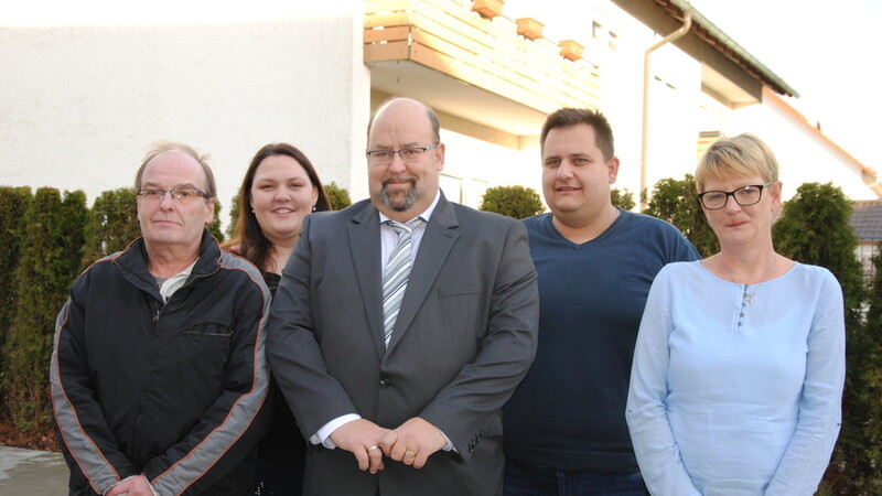 Fünf von acht Moosburger AfD-Stadtratkandidaten: (v. l.) Rainer Ferenc, Melanie Hilz, Gerhard-Michael Welter, Michael Hilz, Silke Körner.