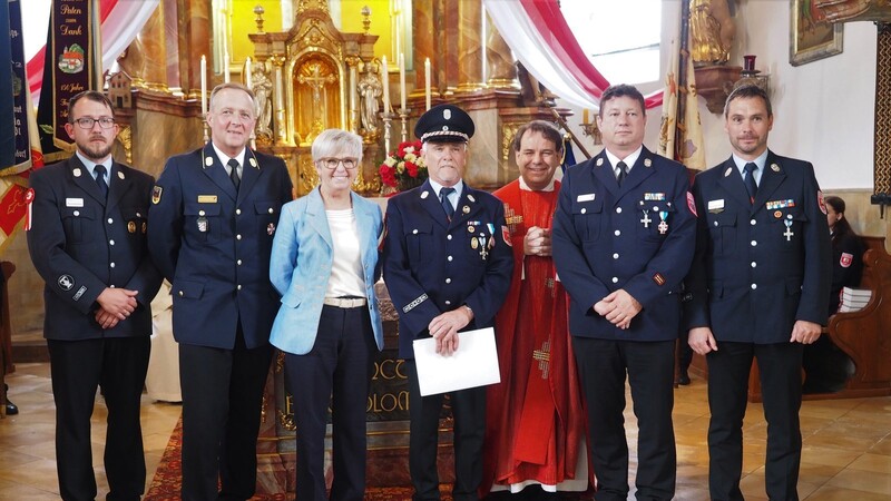 Ehrenvorstand Josef Hutter (Mitte) erhielt die Ehrenmedaille des Landes-Feuerwehrverbandes Bayern.
