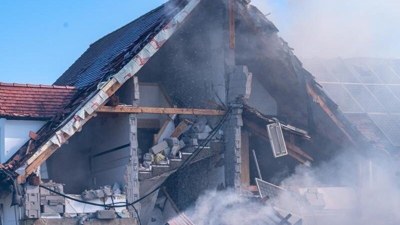 Ein Blick auf ein eingestürztes Haus, in dem es zuvor eine Explosion gegeben hatte.