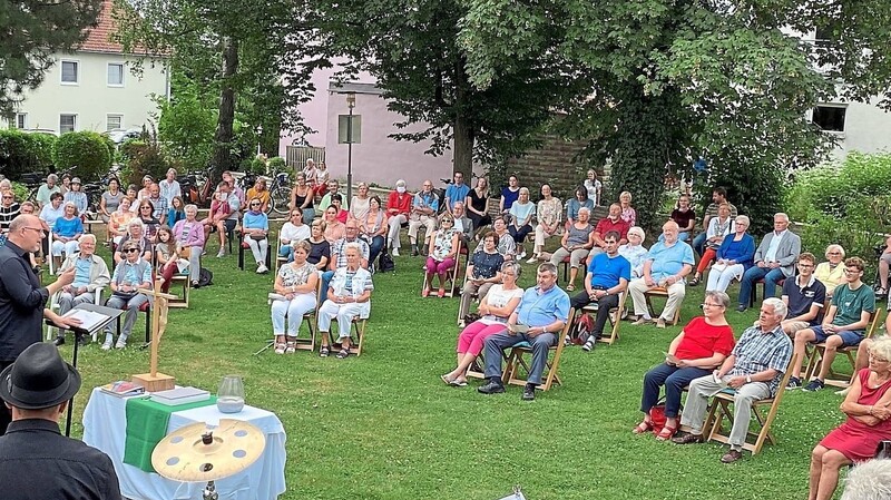 Mehr als 100 Besucher bevölkerten den Garten der evangelischen Kirchengemeinde beim Open-Air-Gottesdienst und lauschten der Predigt von Pfarrer Frank Möwes.