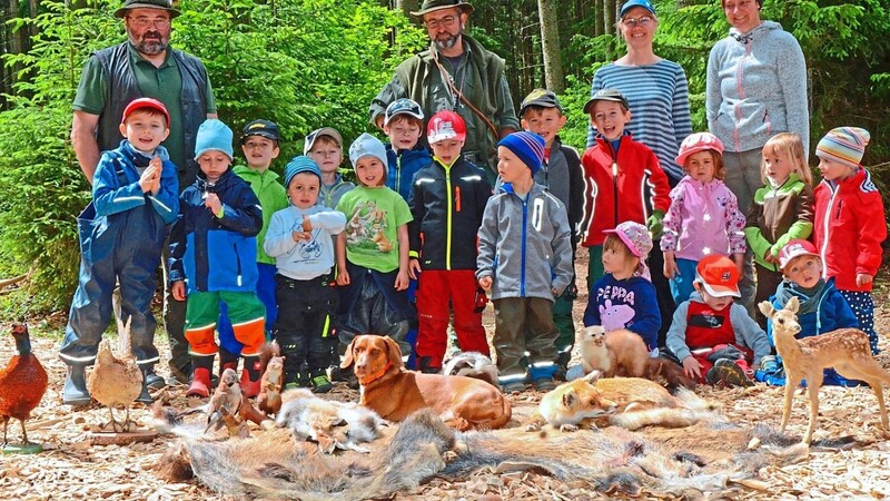 Die Kinder des Waldkindergartens mit ihren Betreuerinnen und den Jägern.  Foto: hm