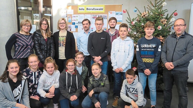 Die Mainburger Realschüler um Rektor Markus Bayerl (rechts) mit ihren tschechischen Gastschülern und deren Betreuerin.