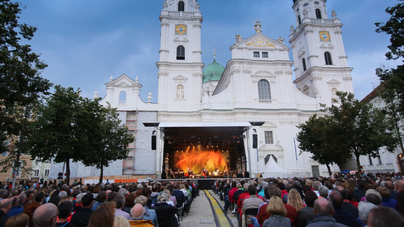 Ein Konzert mit Hubert von Goisern auf dem Passauer Domplatz: Hier beginnt am Montag Till Hofmanns "Eulenspiegel Flying Circus".