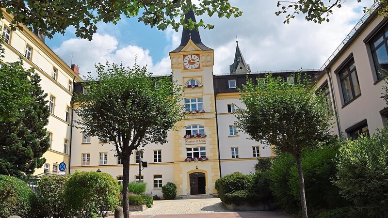 Die Mädchenrealschule "St. Anna" in Riedenburg wird saniert. Der Landkreis Kelheim beteiligt sich mit einem Investitionszuschuss in Höhe von fünf Prozent der förderfähigen Kosten.