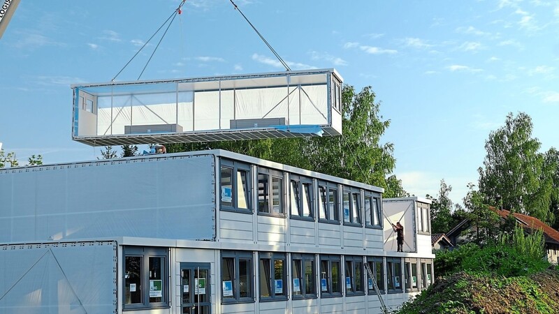 Das temporäre Hortgebäude am Färberanger wurde in kurzer Zeit aus einzelnen Containermodulen zusammengebaut.