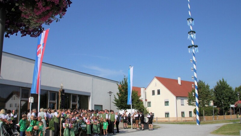 Unter anderem Raum für Festlichkeiten ist jetzt auf dem Ortsplatz. Auf diesem Bild lauscht 2017 der SC Kirchroth anlässlich seines Gründungsfestes dem Standkonzert.