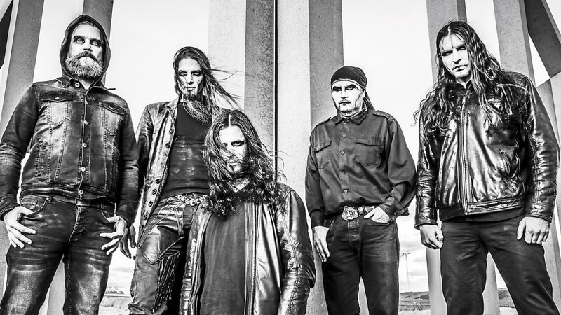 Wild und verwegen zeigen sich die fünf Jungs der Black-Metal-Formation "Dark Fortress" um Victor Bullok alias "V. Santura" (Mitte). Doch mit den Auswirkungen der Corona-Krise haben auch sie schwer zu kämpfen.