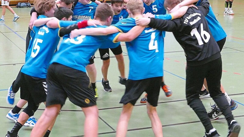 Die B-Jugend feiert ihren überraschenden Sieg bei der TG Landshut.