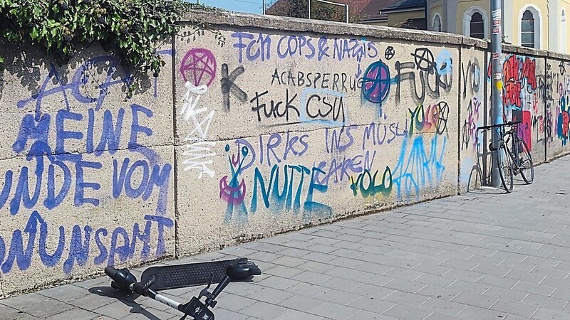 "Für meine Freunde vom Ordnungsamt" schreibt einer der Schmierer gegenüber vom Goethe-Gymnasium im Regensburger Westen an die Wand.