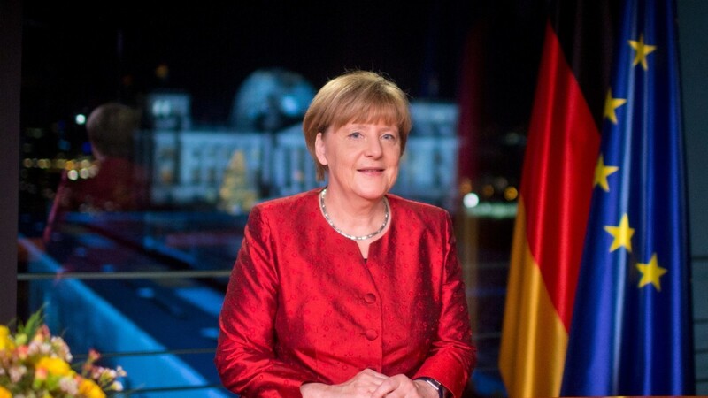 Kanzlerin Angela Merkel (CDU) und SPD-Chef Sigmar Gabriel haben in der Flüchtlingskrise zu Einigkeit gegen Fremdenhass aufgerufen.