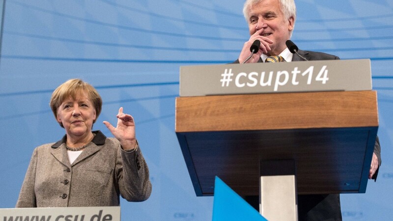 Bundeskanzlerin Angela Merkel (CDU) und Parteivorsitzender Horst Seehofer (CSU) sprechen am 12.12.2014 in Nürnberg (Bayern) beim CSU-Parteitag zu den Delegierten.