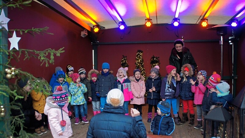 Die Kinder des Kinderhauses Loibling erfreuten die Gäste am Christkindlmarkt mit Liedern und großer Begeisterung.