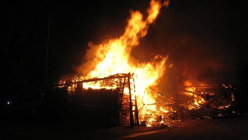 Ein Feuer hat in Grafenau eine große Scheune zerstört (Symbolbild).