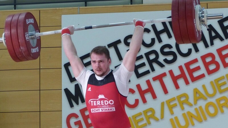 Bei 186 kg des deutschen Vizemeisters Gregor Nowara biegt sich die Hantel schon bedenklich. Fotos:
