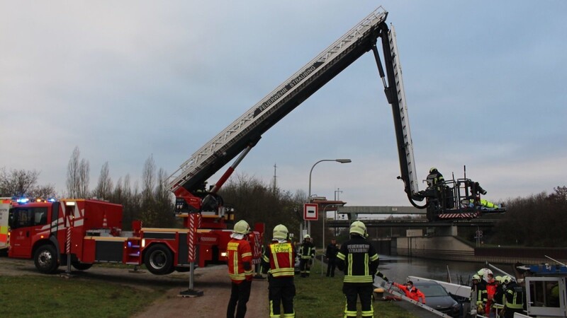 Die Straubinger Feuerwehr rückte am Mittwochnachmittag an die Donau aus, um bei der Rettung eines Matrosen zu helfen.