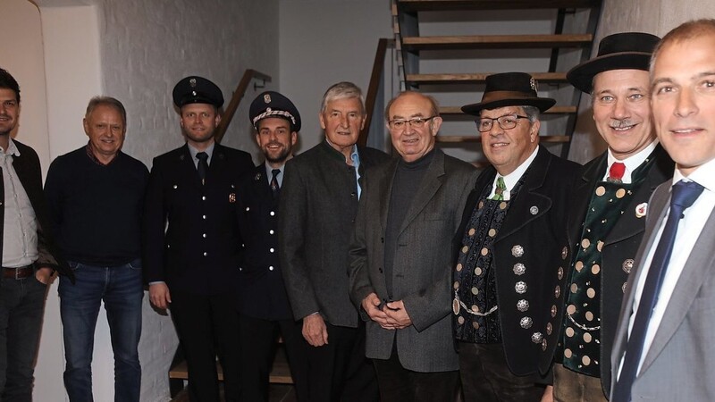 Die Vereinsvertreter zusammen mit Altbürgermeister Bernhard Gerauer (Mitte) und Bürgermeister Anton Maier (rechts).