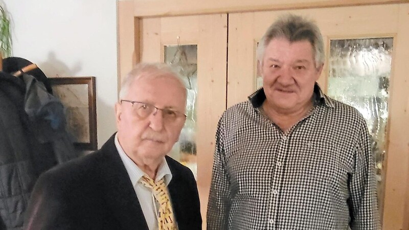 Clubvorsitzender Roland Liebl (rechts) dankt Max Riedl für dessen ausführliche Nachforschungen und Erläuterungen zur Geschichte des organisierten Schachs in Furth im Wald.