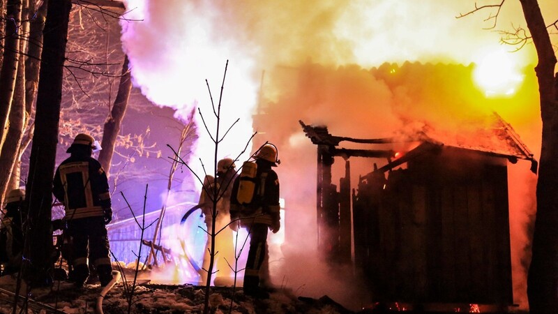 Bei Ankunft der Feuerwehr stand die Hütte lichterloh in Flammen.