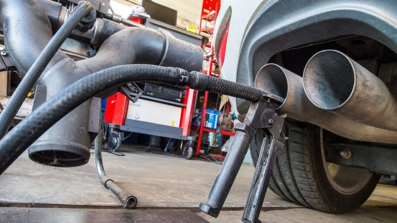 An Autoabgasen sterben nach Forscherangaben mehr Menschen als an Verkehrsunfällen.