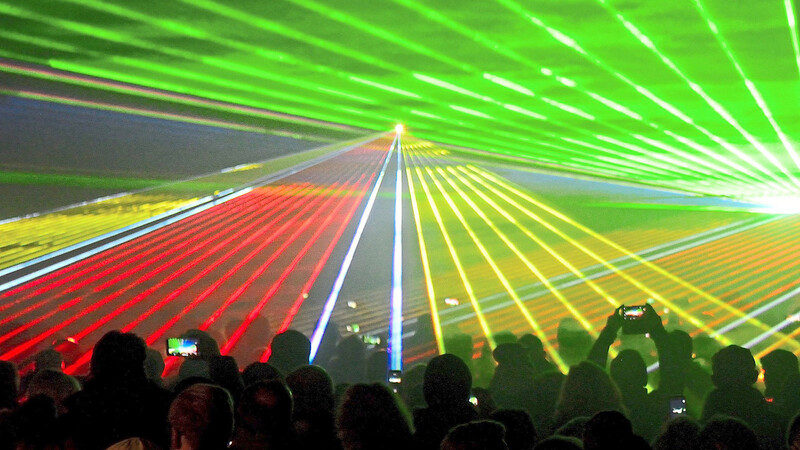 Offensichtlich auch ein sehr schönes Motiv für Handyfotos: eine Lasershow zu Silvester. Hier ein Bild von der letztjährigen Lasershow-Premiere in Straubing.