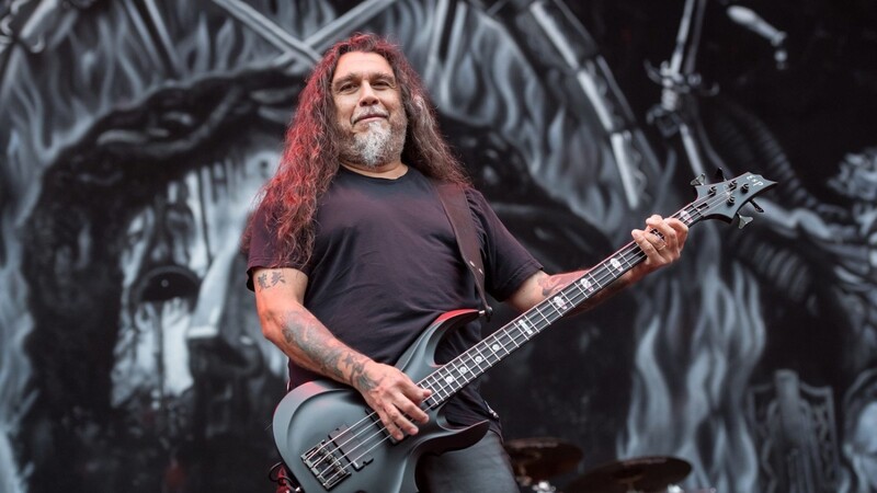 Slayer-Sänger Tom Araya auf der Bühne.
