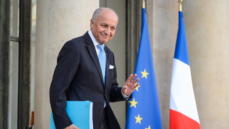 Frankreichs Außenminister Fabius beim Verlassen des Élysée-Palastes nach einer wöchentlichen Kabinett-Sitzung in Paris am 10. Februar 2016. Am gleichen Tag wird sein Ausscheiden aus der Außenpolitik bekannt gegeben.
