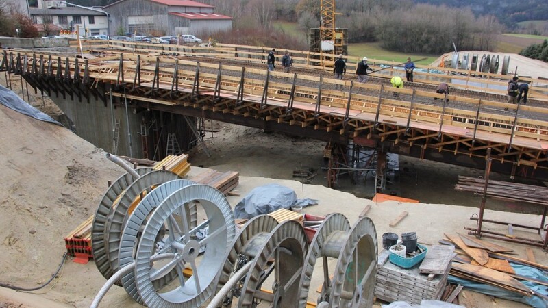 Brücke Moosstraße: Die Arbeiten sind weit fortgeschritten, in den nächsten Tagen wird betoniert.