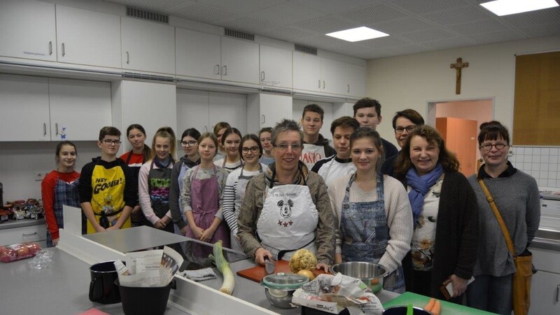 Besuch in der Schulküche: Die drei finnischen Lehrerinnen (rechts im Bild) sahen sich den Unterricht in Haushalt und Ernährung der Achtklässler an.