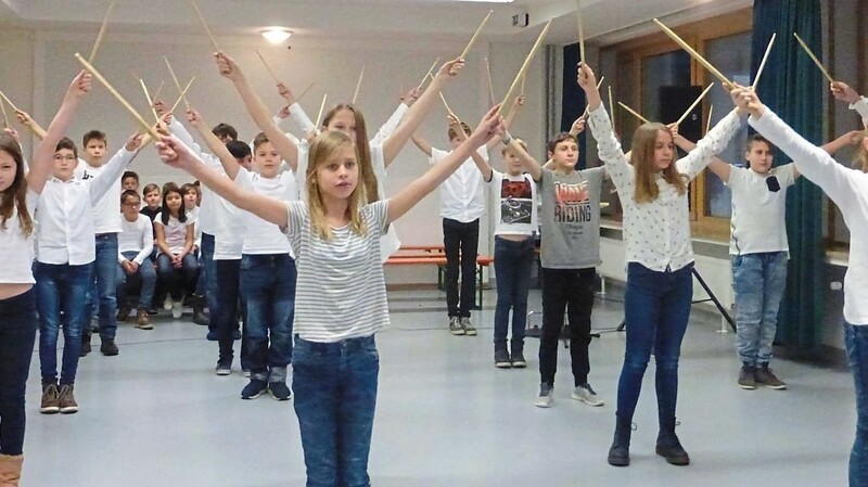 Sehr aktiv zeigten sich die Neufahrner Realschüler bei der Choreographie zu "No Roots".