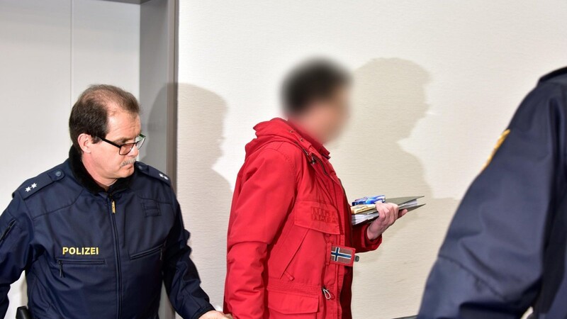 Ein 53-jähriger Angeklagter (M) wird zu seinem Platz im Ingolstädter Landgericht geführt.
