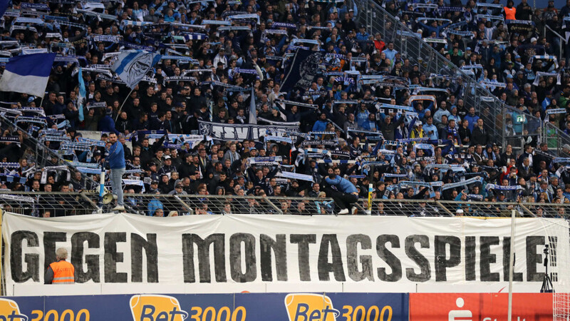 Klare Haltung: Beim Heimspiel gegen die Würzburger Kickers protestierten die Löwen-Fans gegen Montagsspiele in der 3. Liga.
