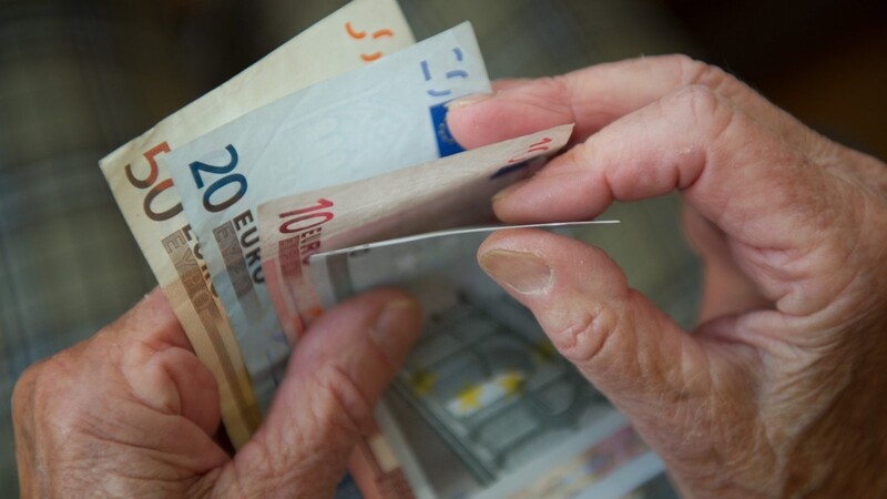 Das Geld reicht nicht: Rentnern in Deutschland fehlen monatlich Hunderte von Euro, um ihren Lebensstandard zu halten.