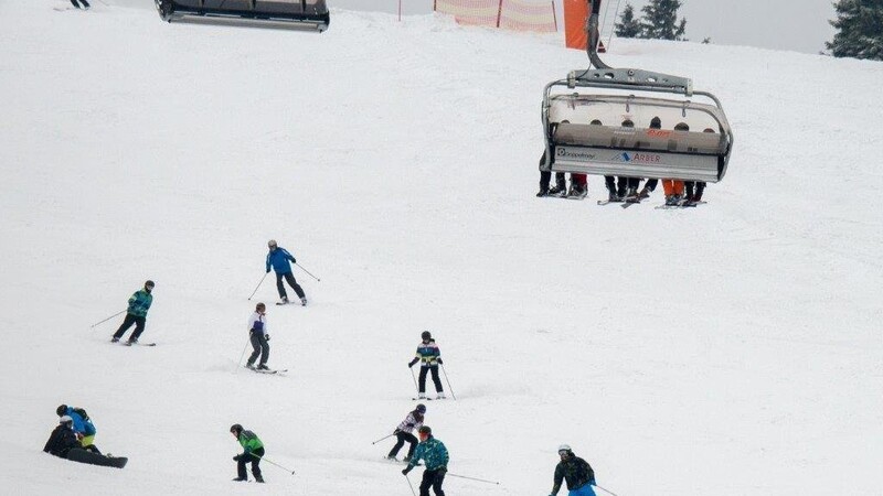Zu zwei Skiunfällen wurde die Zwieseler Polizei am Sonntag gerufen. In einem Fall sucht die Polizei nach Zeugen des Unfalls.