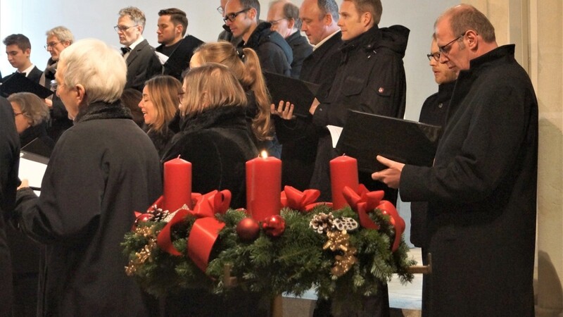 Der Regensburger Kammerchor - ein Laienchor, der Professionalität ausstrahlte - übernahm am ersten Adventssonntag das erste Konzert der Reihe.