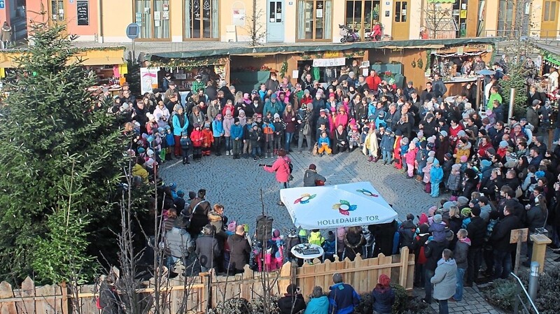 Mit einem Singspiel eröffneten die Kindergartenkinder den Nikolausmarkt.