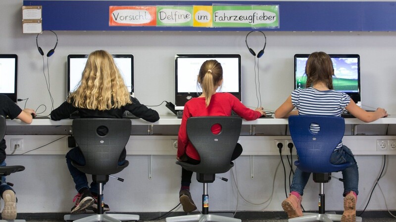 Schüler arbeiten in einem Klassenraum einer Grundschule an Computern. Der Bund will mehr Geld ins Schulsystem geben dürfen - und dafür das Grundgesetz ändern. Mehrere Länder sträuben sich dagegen.