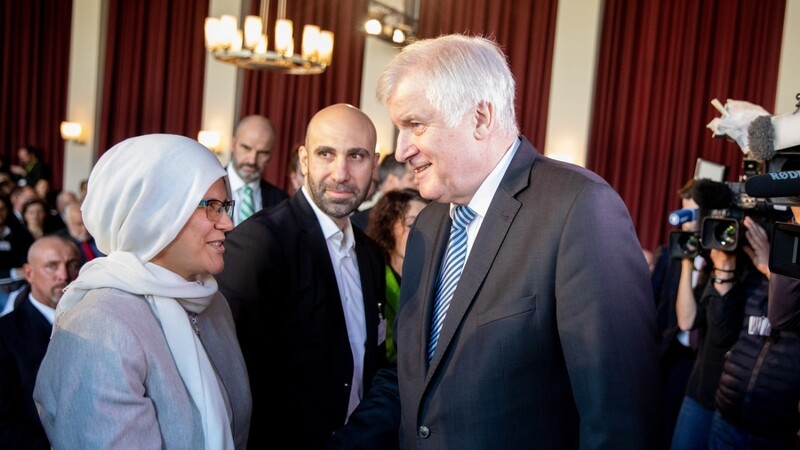 Bundesinnenminister Horst Seehofer (r.) begrüßt Ayten Kilicarslan und Ahmad Mansour zur Islamkonferenz.