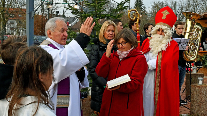 Pfarrer Julian Tokarski segnete alle Menschen, die den Adventsmarkt besuchten, die Aussteller und die Helfer.