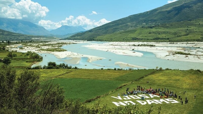 "Blue Heart" dokumentiert dabei unter anderem den Kampf zum Schutz der albanischen Vjosa, dem längsten staudammfreien, frei fließenden Fluss Europas.