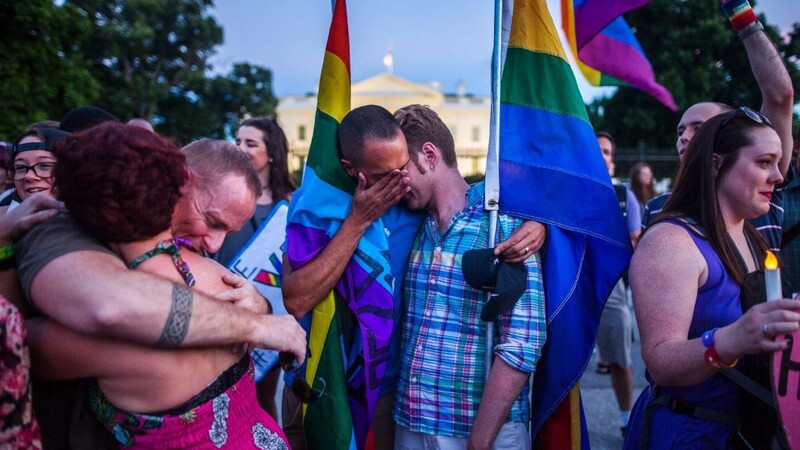 Orlando trauert nach der Bluttat: Im Schwulenclub "Pulse" hatte am Sonntag ein bewaffneter Angreifer 50 Menschen erschossen und viele weitere verletzt.