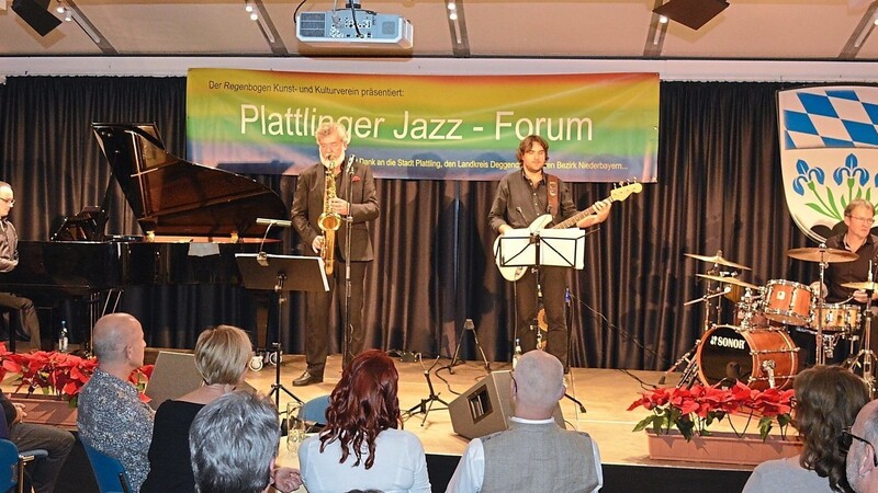 Bernhard Schneider am Saxofon und seine Jazzband.