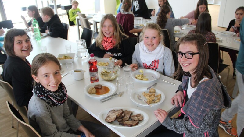 Ein gemeinsames Mittagessen steht bei den Schülern der gebundenen Ganztagsklasse jeden Tag auf dem Programm. Hier gibt es Schweinebraten oder Gnocchi für die Kids.